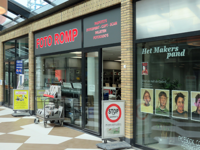 848641 Gezicht op de winkelpui van Foto Romp (Troosterhof 16) in het gerenoveerde Winkelcentrum De Gaard te Utrecht.